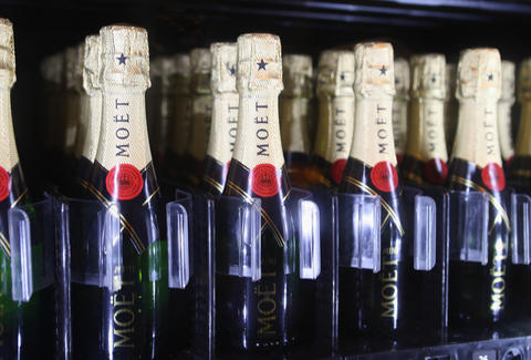 , Champagne Vending Machine Serves Moët &amp; Chandon at Las Vegas Hotel, #Bizwhiznetwork.com Innovation ΛＩ